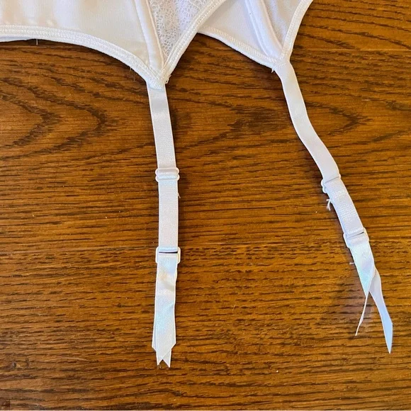 Chic‎ White Lace Garter Belt - Picture 4 of 9